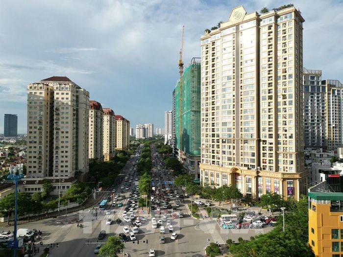 Các phương tiện di chuyển khó khăn trên đường Võ Chí Công hướng đi cầu Nhật Tân vào chiều 28/8. Ảnh: Lê Đông - TTXVN