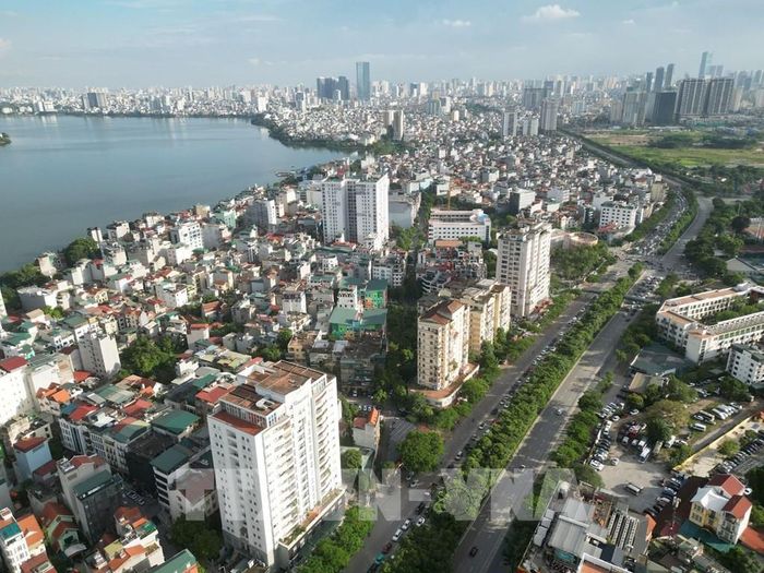 Giao thông trên đường Võ Chí Công hướng lên cầu Nhật Tân trở nên đông đúc và ùn tắc cục bộ. Ảnh: Lê Đông - TTXVN