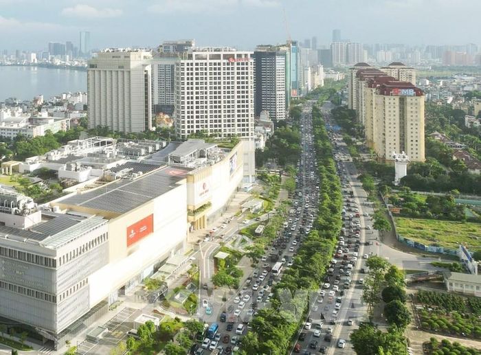 Chiều 28/8 các phương tiện nối dài trên đường Võ Chí Công hướng lên cầu Nhật Tân. Ảnh: Lê Đông - TTXVN