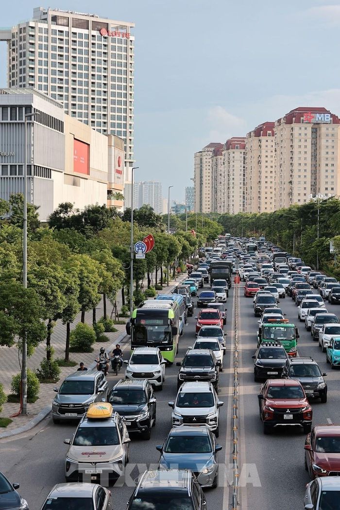 Giao thông trên đường Võ Chí Công hướng lên cầu Nhật Tân trở nên đông đúc và ùn tắc cục bộ. Ảnh: Lê Đông - TTXVN