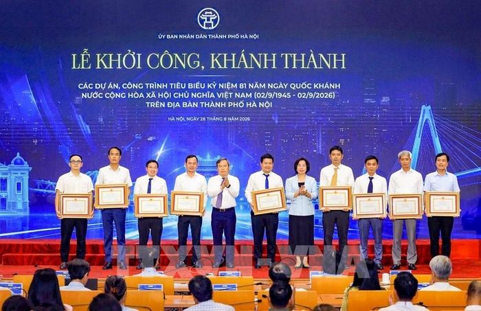 Lãnh đạo thành phố Hà Nội trao bằng khen, ghi nhận các đơn vị tham gia triển khai những dự án, công trình tiêu biểu trên địa bàn Thủ đô. Ảnh: Trung Nguyên - TTXVN