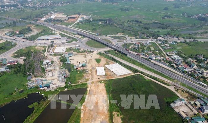 Điểm đầu tại nút Mai Sơn giao với đường cao tốc Bắc - Nam phía Đông thuộc phường Yên Thắng, tỉnh Ninh Bình đang được nhà thầu thi công khẩn trương đáp ứng chung tiến độ toàn dự án. Ảnh: Quốc Khánh - TTXVN