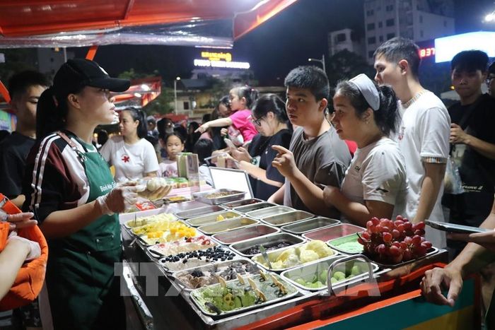 Người dân và du khách tham quan và thưởng thức các món ăn đặc trưng của Hải Phòng. Ảnh: Mạnh Minh - TTXVN