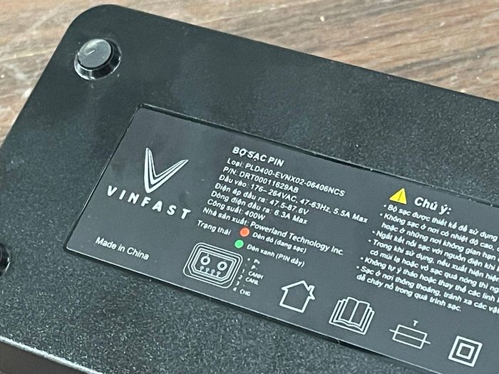 Người sử dụng cần lưu ý các thông số sạc và cần sử dụng sạc pin chính hãng. Ảnh: TT