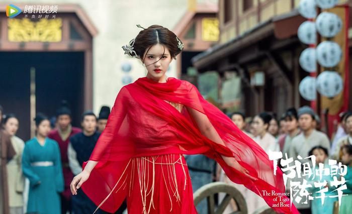 Phát sóng năm 2020, Trần Thiên Thiên Trong Lời Đồn kể về Trần Tiểu Thiên, một nữ biên kịch hiện đại bất ngờ xuyên vào chính kịch bản do mình viết và trở thành Tam công chúa Trần Thiên Thiên, nhân vật vốn được định sẵn sẽ chết ngay ở tập 3. Để tự cứu mình và tìm cách trở về hiện đại, cô buộc phải thay đổi diễn biến câu chuyện, đồng thời tìm cách sống sót bên cạnh Hàn Thước, thiếu chủ thành Huyền Hổ, người ban đầu có ý định tiêu diệt cô. Với sự kết hợp giữa xuyên không, cổ trang và hài hước, phim có Triệu Lộ Tư và Đinh Vũ Hề đóng chính.