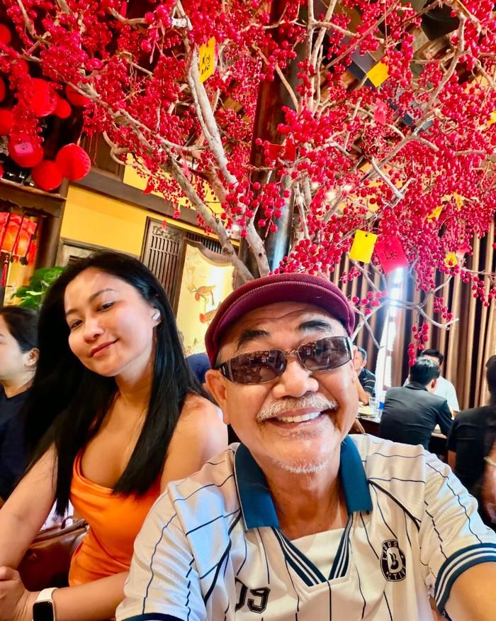 NSND Việt Anh thường xuyên chia sẻ khoảnh khắc đời thường bên vợ trẻ. Ảnh: FBNV