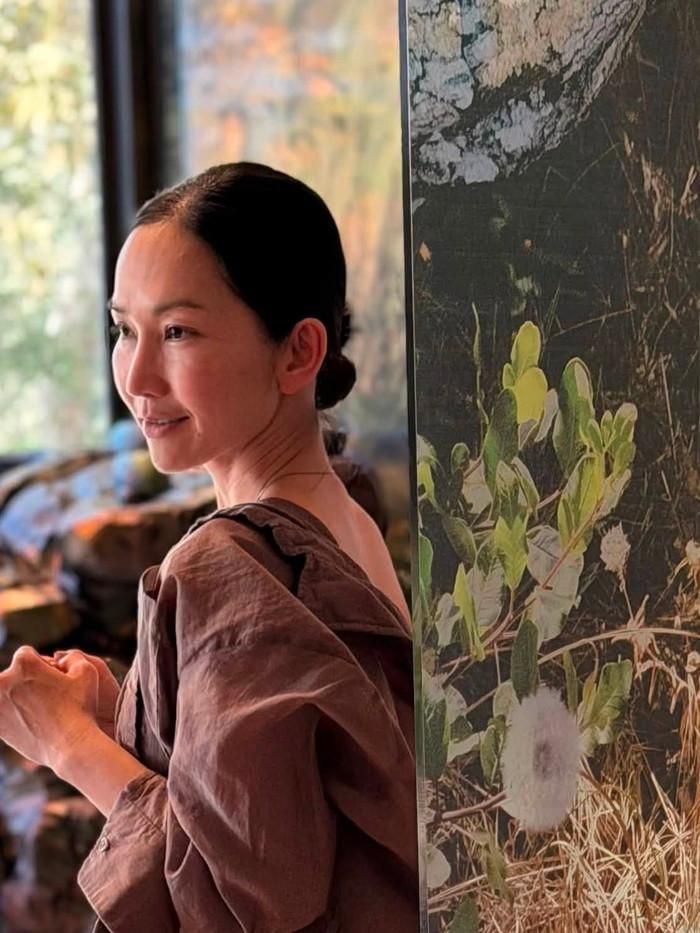 Với Kim Hiền, chuyến trở về không chỉ là hành trình tìm lại nơi chốn cũ mà còn là dịp nhìn lại chặng đường nhiều thăng trầm của cuộc đời. Ảnh: FBNV.