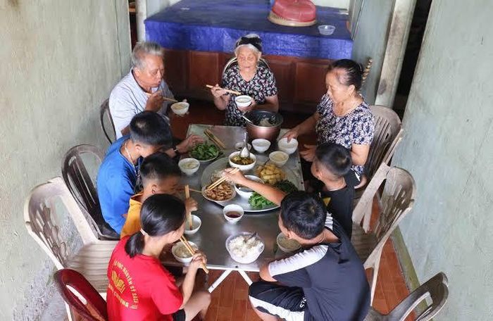 Bữa cơm xứ Nghệ với sự ấm áp, quây quần của các thành viên trong gia đình. Ảnh: báo Nghệ An