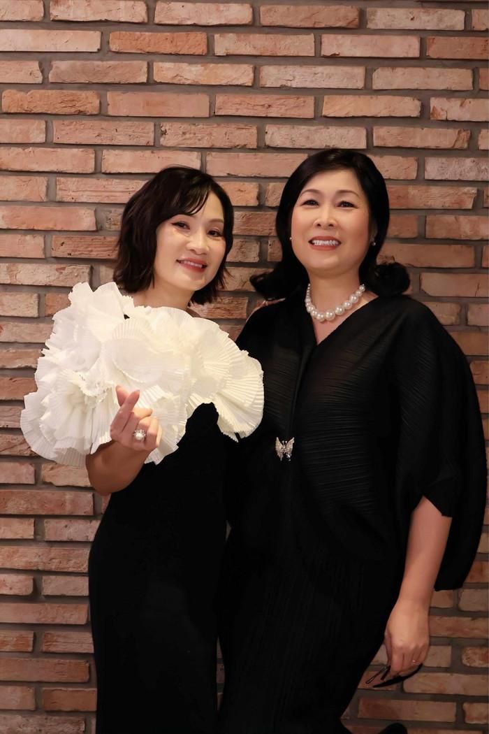 Hồng Đào và Hồng Vân có tình bạn gần 40 năm. Ảnh: FBNV.