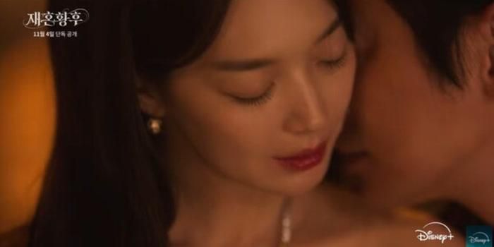 Navier quyết định ly hôn và mở ra chương mới khi lựa chọn tái hôn với Hoàng tử Heinrey do Lee Jong Suk thủ vai. Ảnh: Disney.