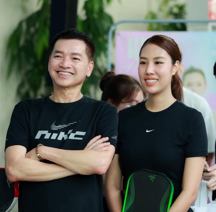 Bà xã Quang Minh luôn đồng hành cùng chồng trong công việc và đời sống.
