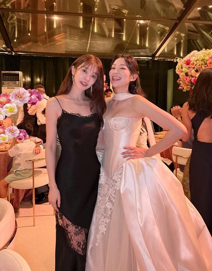 Việc Yoon Eun Hye lên tiếng cho thấy bộ váy gây tranh cãi không phải lựa chọn ngẫu nhiên.