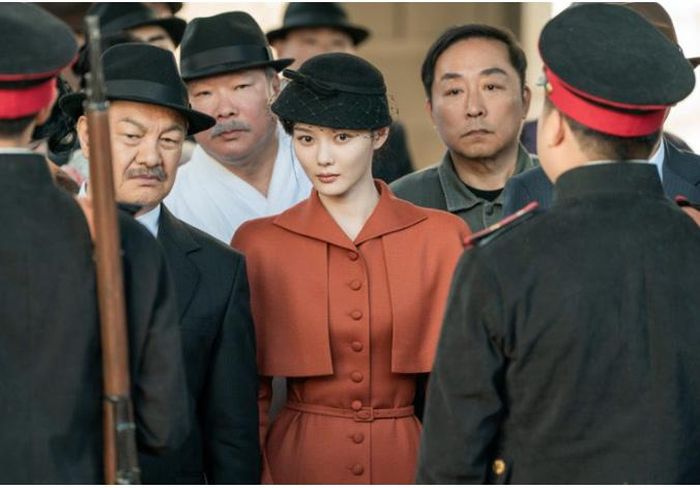 Kim Yoo Jung và Park Jin Young bắt đầu một mối tình lãng mạn nhưng căng thẳng. 