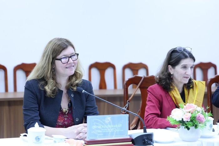 Trưởng Đại diện UNICEF tại Việt Nam Silvia Danailov (bên trái) phát biểu tại buổi làm việc