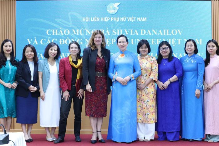 Các đại biểu chúc mừng thành công buổi làm việc