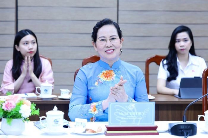 Ủy viên TƯ Đảng, Phó Chủ tịch UBTƯ MTTQ Việt Nam, Chủ tịch Hội LHPN Việt Nam Lê Thị Thủy vui mừng chào đón đoàn đại biểu UNICEF đến thăm và làm việc tại trụ sở Trung ương Hội LHPN Việt Nam