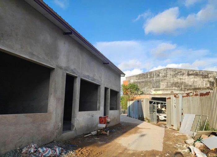 Căn nhà của hàng xóm xây dựng bít lối đi của người dân