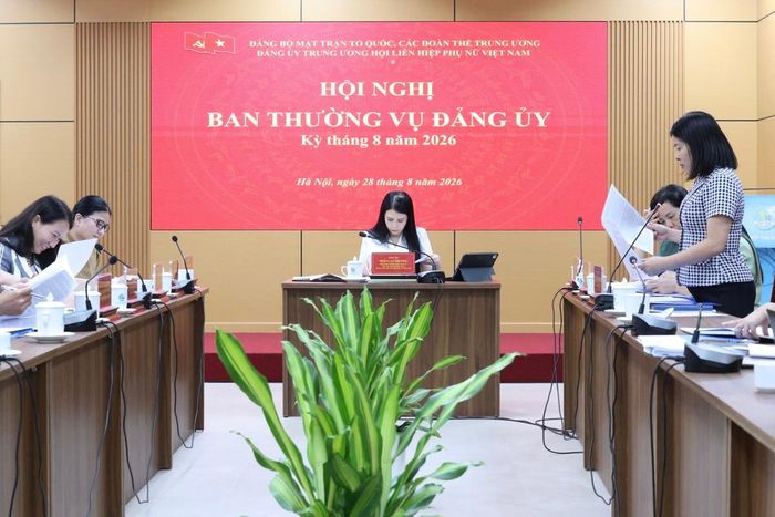 Phó Bí thư Đảng ủy TƯ Hội LHPN Việt Nam Nguyễn Thị Kim Oanh báo cáo tại Hội nghị