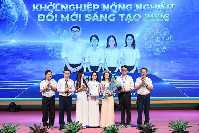 PGS.TS Nguyễn Công Tiệp, Học viện Nông nghiệp Việt Nam; TS.Giang Trung Khoa, Trưởng ban Công tác sinh viên, Trưởng Ban Tổ chức, trao giải Nhất cho nhóm tác giả dự án: "Viên nén cà phê hoà tan kiểm soát hàm lượng caffeine"