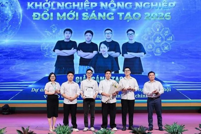 Các nhóm sinh viên đoạt giải Nhì, giải Ba, giải Khuyến khích và giải Sáng tạo