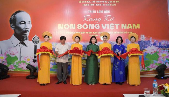 Các đại biểu cắt băng khánh thành