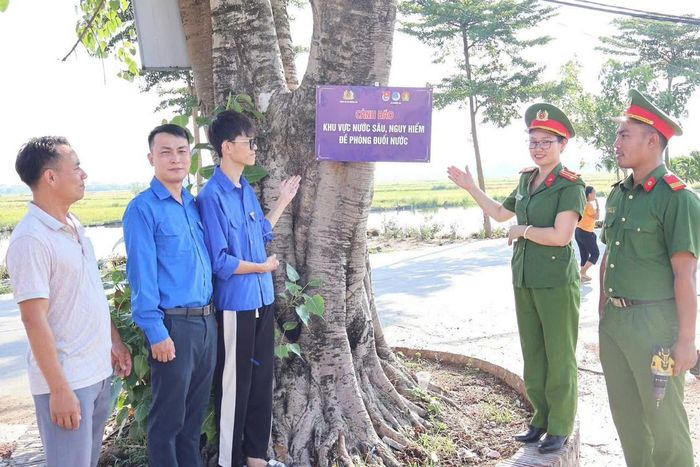 Phối hợp cùng chính quyền, đoàn thể địa phương tuyên truyền cảnh báo nguy hiểm cho trẻ em và nhân dân.