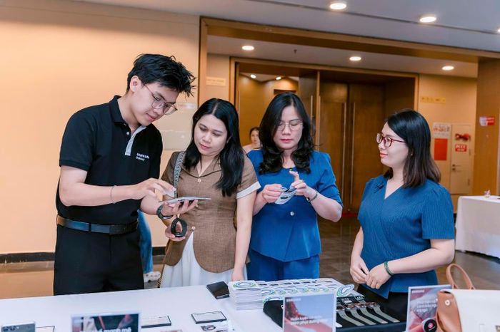 Nhân viên y tế thích thú trải nghiệm đo lường chỉ số sức khỏe trên Samsung Watch.