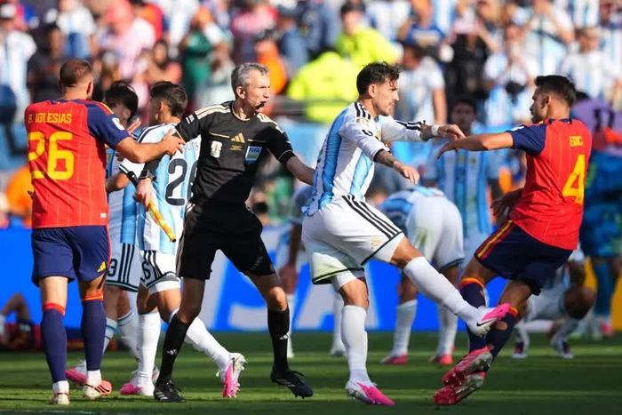 Án treo giò 10 trận của Leandro Paredes giờ đây có thể được thi hành cả trong các trận giao hữu lẫn các trận đấu chính thức. Ảnh: AP
