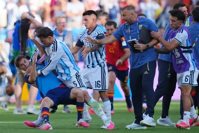 FIFA tạo điều kiện để cầu thủ Argentina sớm hoàn tất án phạt sau cuộc ẩu đả trong trận chung kết World Cup (Ảnh: AP)