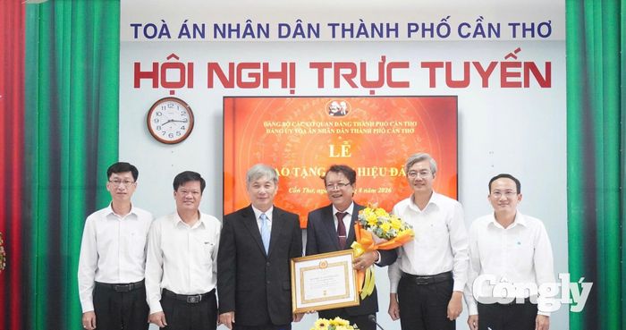 Ban lãnh đạo TAND TP Cần Thơ tặng hoa chúc mừng đồng chí Trương Hoài Bình