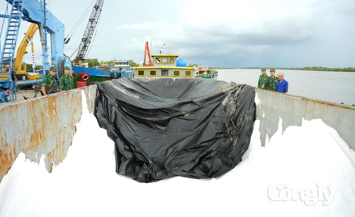 Tổ công tác Đồn Biên phòng Cửa khẩu cảng Năm phát hiện hơn 83 tấn phân Urê không rõ nguồn gốc trên sà lan ĐN-1315