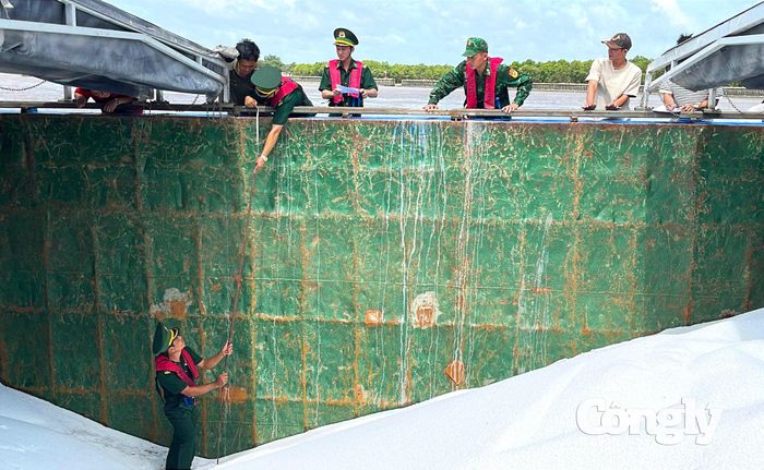 Tổ công tác Đồn Biên phòng Gành Hào phát hiện sà lan LA-08708 có dấu hiệu nghi vấn