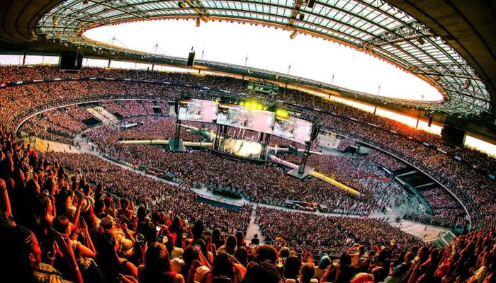 Khán giả lấp đầy sân vận động Stade de France ở Saint-Denis, Pháp, cho buổi biểu diễn "BTS World Tour Arirang in Paris". Ảnh: BIG HIT MUSIC