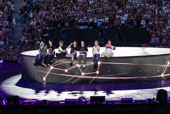 BTS biểu diễn trong chương trình "BTS World Tour Arirang in Paris" tại Sân vận động Stade de France ở Saint-Denis, Pháp. Ảnh: BIG HIT MUSIC