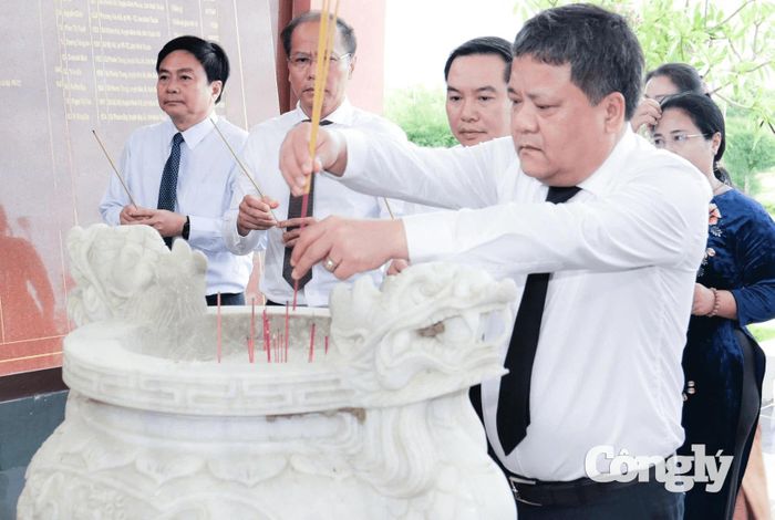 Bí thư Tỉnh ủy Trần Phong và các đại biểu dâng hương tại nhà bia tưởng niệm các anh hùng liệt sĩ trong Nghĩa trang liệt sĩ Ninh Thuận.