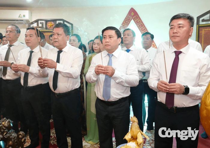 Thường trực Tỉnh ủy và đại biểu dâng hương tưởng nhớ, tri ân các anh hùng, liệt sĩ tại Điện thờ Tháp Trầm Hương.