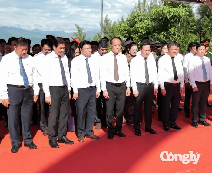 Thường trực Tỉnh ủy viếng các anh hùng liệt sĩ tại Khu tưởng niệm chiến sĩ Gạc Ma.