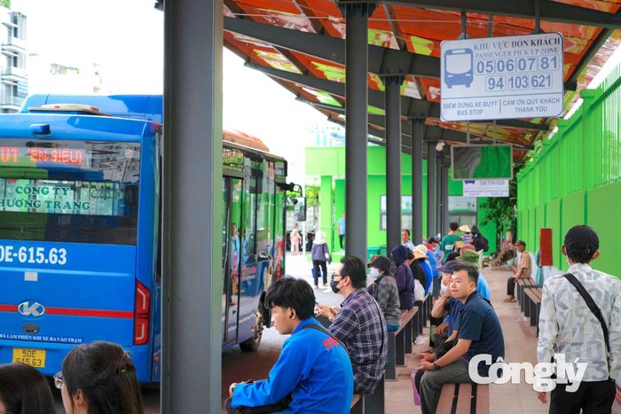 TP.HCM tăng xe buýt phục vụ người dân dịp lễ.