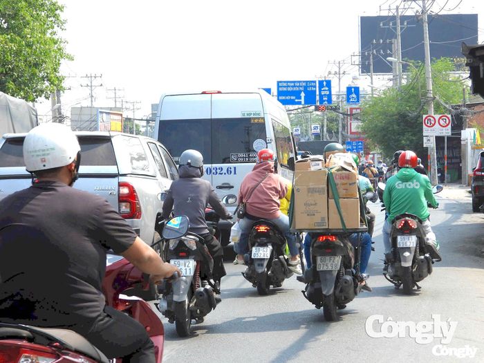 Quốc lộ 13 nhiều năm qua thường xuyên quá tải.