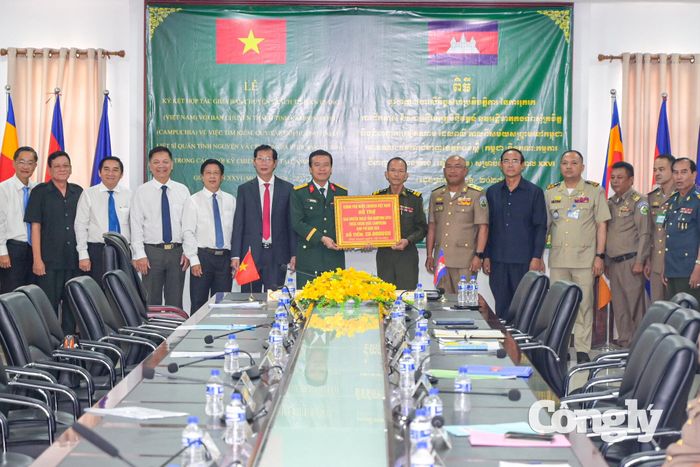 Ban Chuyên trách tỉnh An Giang, thừa ủy quyền của Ban Chuyên trách Chính phủ Việt Nam, trao kinh phí hỗ trợ Ban Chuyên trách tỉnh Kampong Speu phục vụ các hoạt động phối hợp tìm kiếm, quy tập hài cốt liệt sĩ