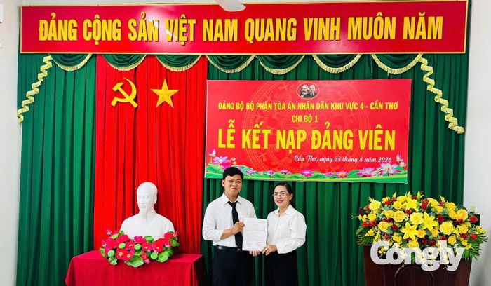 Đồng chi Trần Thị Minh Viễn, Bí thư Chi bộ 1, Phó Chánh án TAND khu vực 4 - Cần Thơ trao quyết định kết nạp đảng viên cho đồng chí Hà Thanh Tam