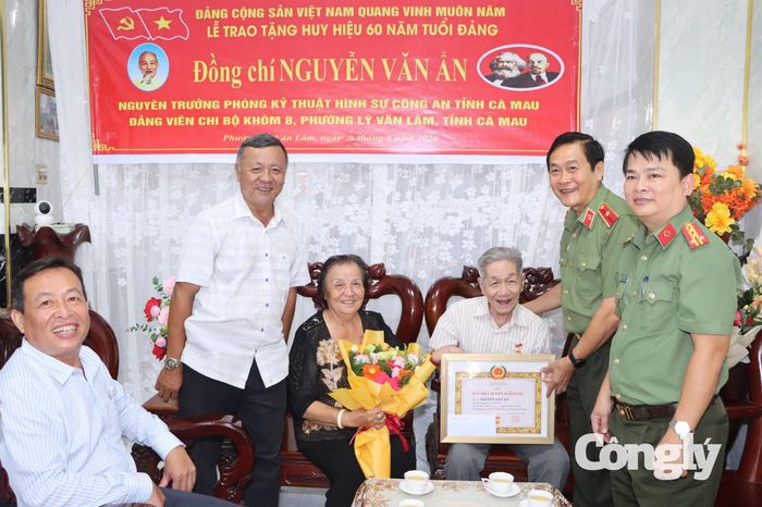 Đồng chí Nguyễn Văn Ẩn, nguyên Trưởng phòng Kỹ thuật hình sự Công an tỉnh Cà Mau vui mừng và xúc động khi đón nhận Huy hiệu 60 năm tuổi Đảng