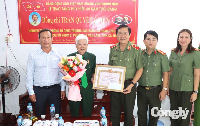 Thiếu tướng Hồ Việt Triều trao tặng Huy hiệu 60 năm tuổi Đảng đến đồng chí Trần Quyết Chiến, nguyên Trưởng phòng Tổ chức, Trường Cao đẳng Sư phạm tỉnh Minh Hải