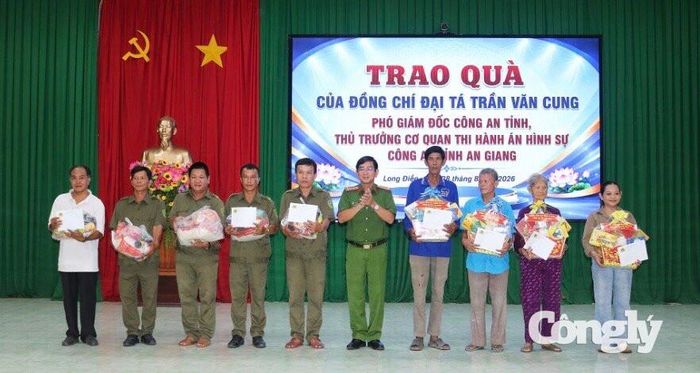 Đại tá Trần Văn Cung, Phó Giám đốc Công an tỉnh trao quà cho gia đình chính sách và lực lượng tham gia bảo vệ an ninh, trật tự ở cơ sở