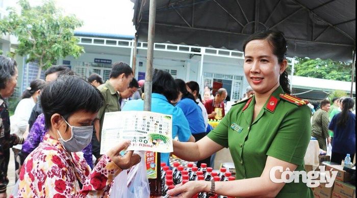 Cán bộ chiến sĩ Phòng Cảnh sát Thi hành án hình sự và Hỗ trợ tư pháp Công an tỉnh hỗ trợ người dân đến mua sắm tại các gian hàng với những vật phẩm trị giá 0 đồng