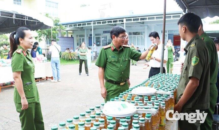 Đại tá Trần Văn Cung, Phó Giám đốc Công an tỉnh tham quan các gian hàng tại “Phiên chợ 0 đồng