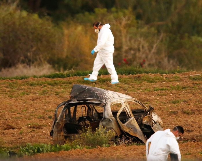 Các nhân viên pháp y khám nghiệm khu vực xung quanh xe của Daphne Caruana Galizia vào tháng 10/2017. Ảnh: Darrin Zammit Lupi/Reuters