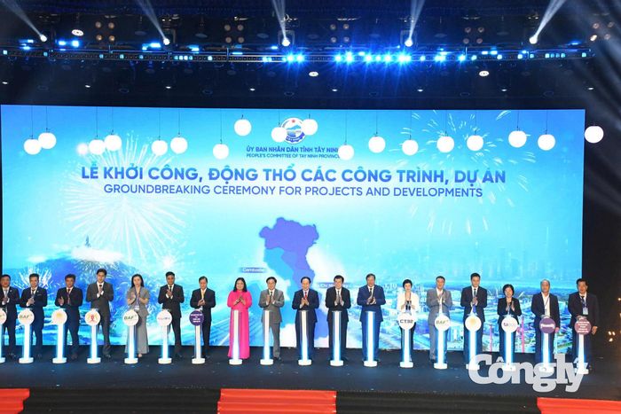 Các lãnh đạo thực hiện nghi thức khởi công đồng loạt 13 công trình, tổng vốn khoảng 116.000 tỉ đồng, tương đương 4,5 tỉ USD.