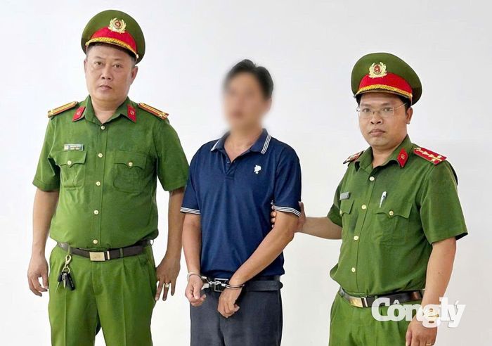 Cơ quan CSĐT Công an TP Cần Thơ tống đạt quyết định khởi tố bị can đối với Lý Tín Phước.
