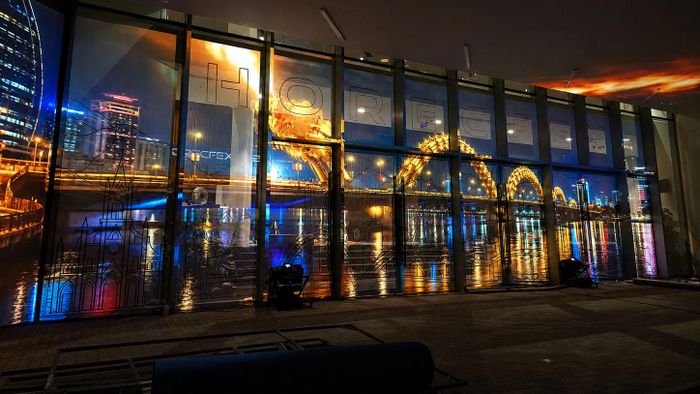 Projection mapping “Chạm vào thành phố đáng sống” tại Horecfex Vietnam 2026 đã tái hiện những biểu tượng quen thuộc của Đà Nẵng bằng ánh sáng và hình ảnh, mở ra một cách kể mới về thành phố qua công nghệ và trải nghiệm thị giác. Ảnh: Furama Đà Nẵng